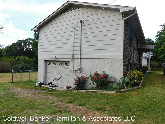 2nd image of 3857 Lynncrest Dr NE