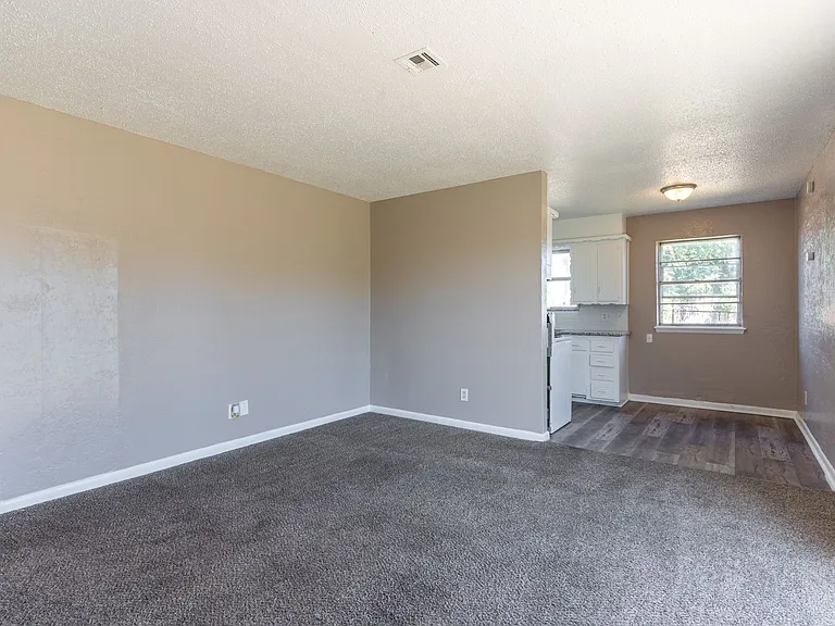 1212 N Janeway Ave — Photo 4