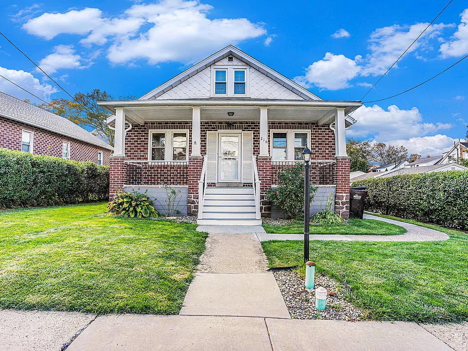 216 S 6th St