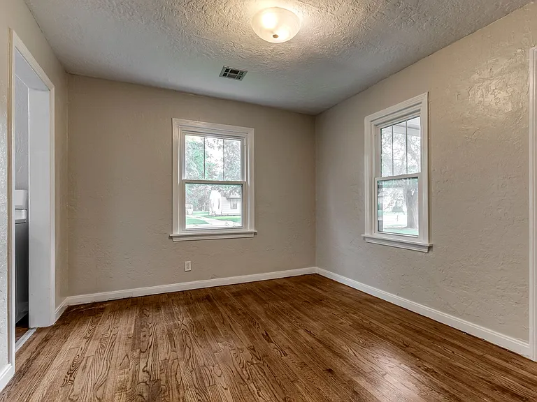 604 Iowa St — Photo 13