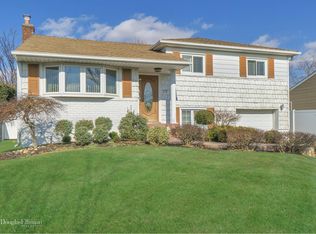 37 Amherst Ln, Hicksville, NY 11801