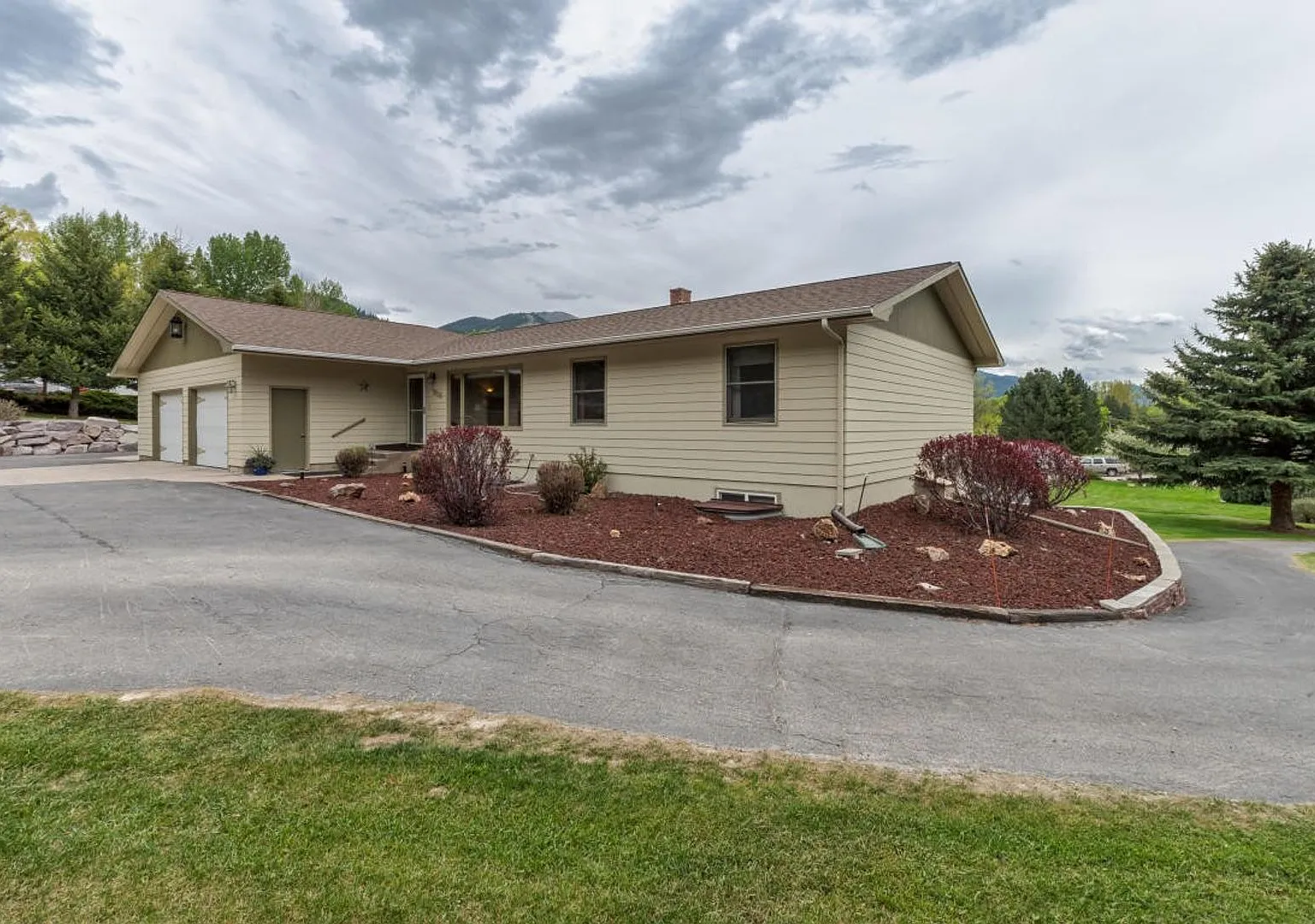 Large Corner Lot Home - 4 bed - 3 bath — Photo 2