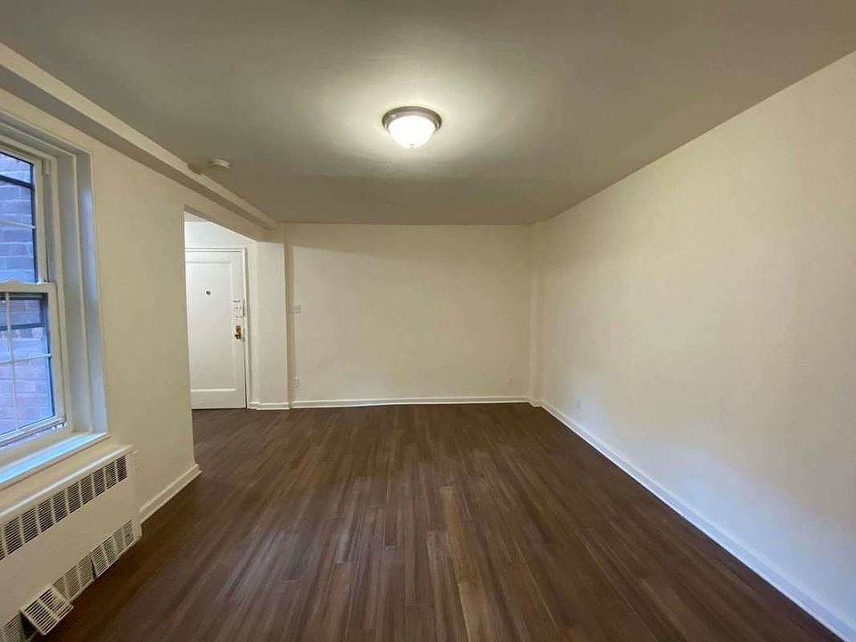 1st image of 140-18 Burden Cres #17