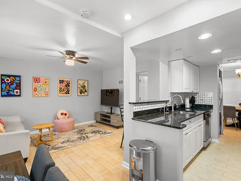 228 Stevenson Sq — Photo 10