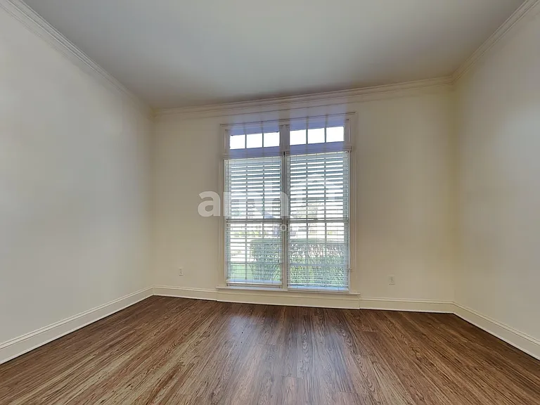1015 Warwick Pl — Photo 9