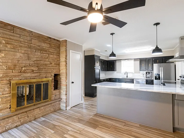 2132 Urbandale St — Photo 2