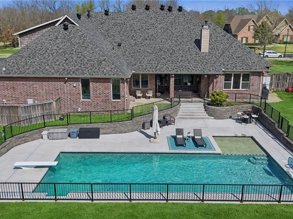 5917 W Kennedy Dr, Fayetteville, AR 72704