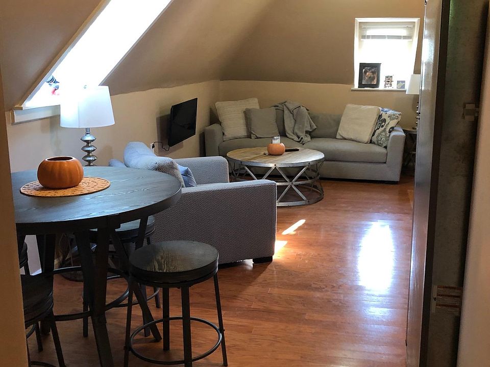 Living area/dining area