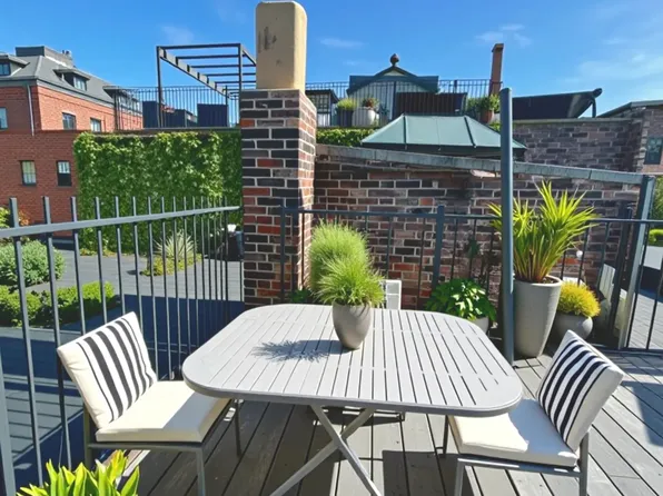 8 Grove St APT 4, Boston, MA 02114