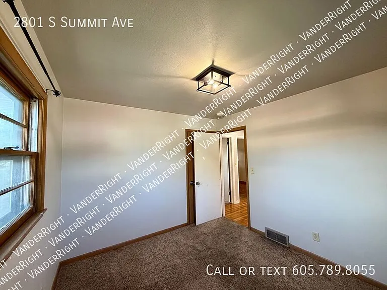 2801 S Summit Ave — Photo 12