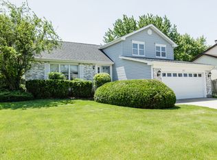 1221 Larraway Dr, Buffalo Grove, IL 60089