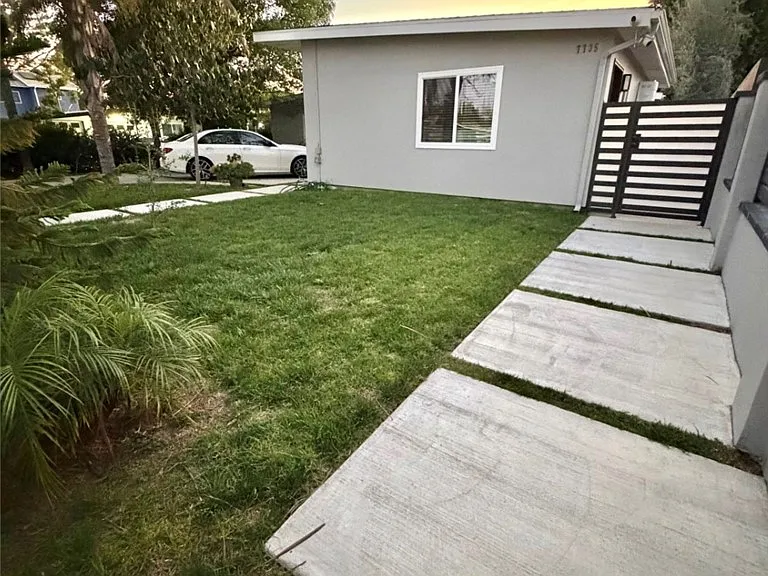 7735 Rhea Ave — Photo 2