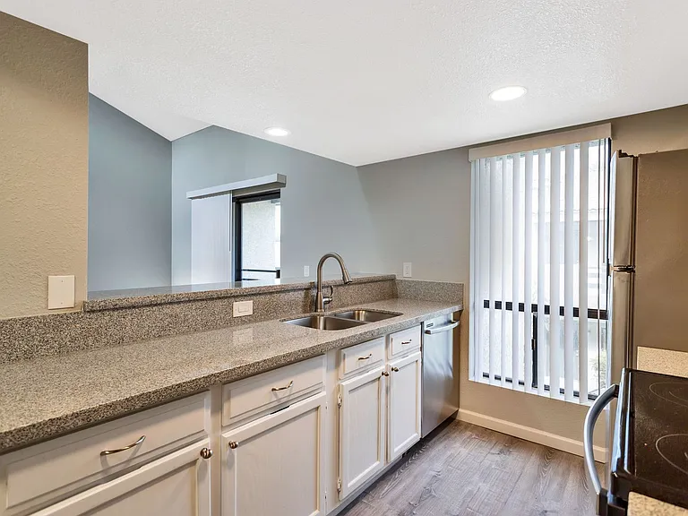 Maryland Court Apartments — Photo 51