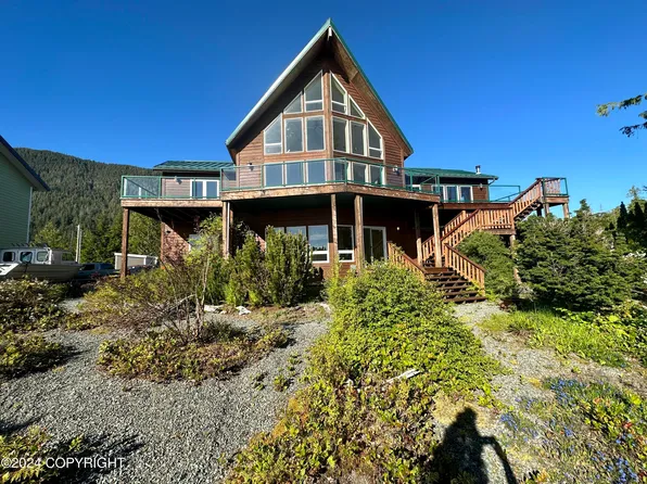 8962 Heron Ln, Ketchikan, AK 99901