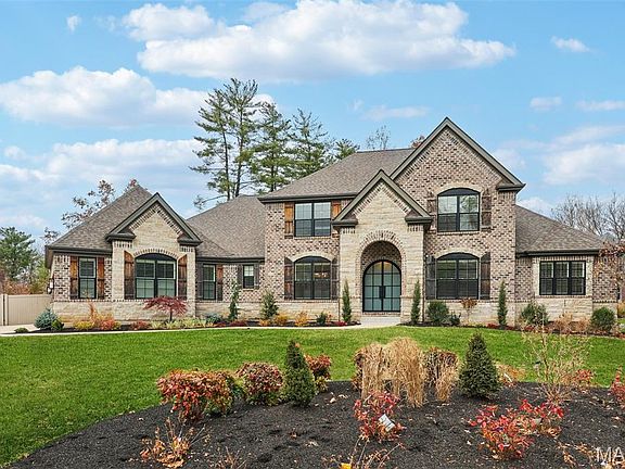 3rd image of 115 Ladue Pine Woods Pl