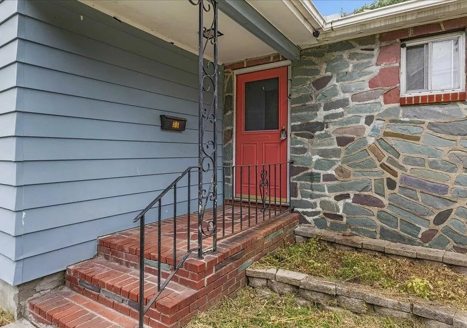 Spacious South End Burlington Ranch 3 Bedrooms, 2 Bathrooms & 2-Car Garage — Photo 2