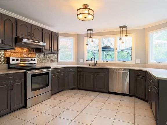 2nd image of 55 Hoviland Ct