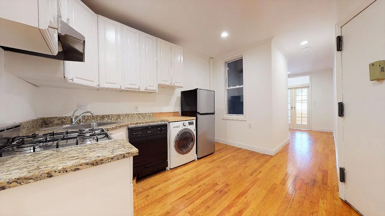 84 Bradhurst Avenue — Photo 2