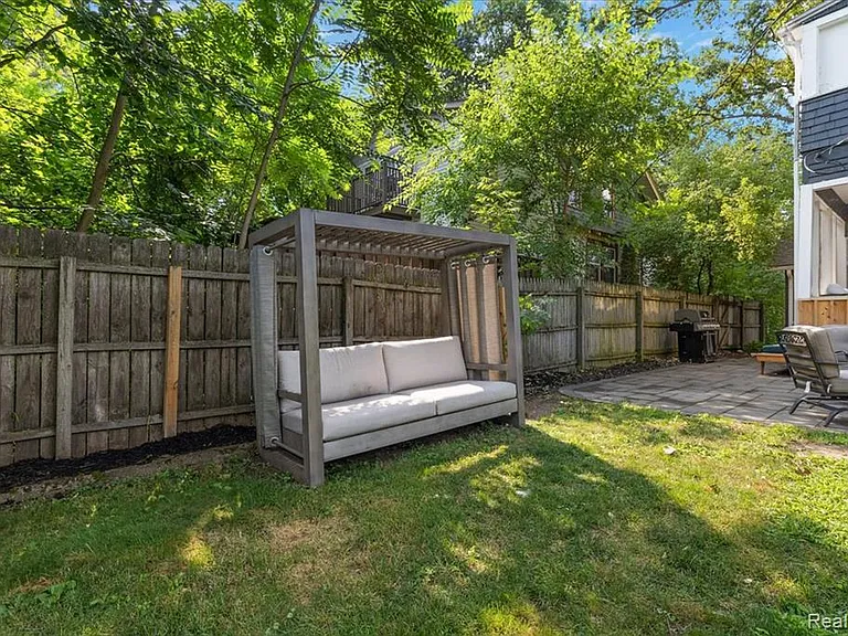 529 Hawthorn Ave — Photo 11