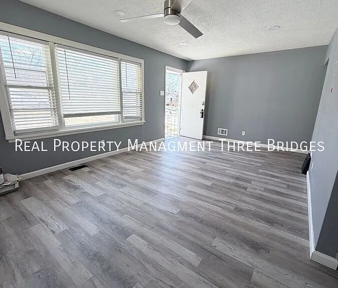 35 S Barat Ave — Photo 15