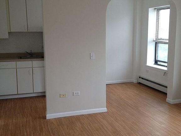 3rd image of 1528 W Morse Ave APT 609