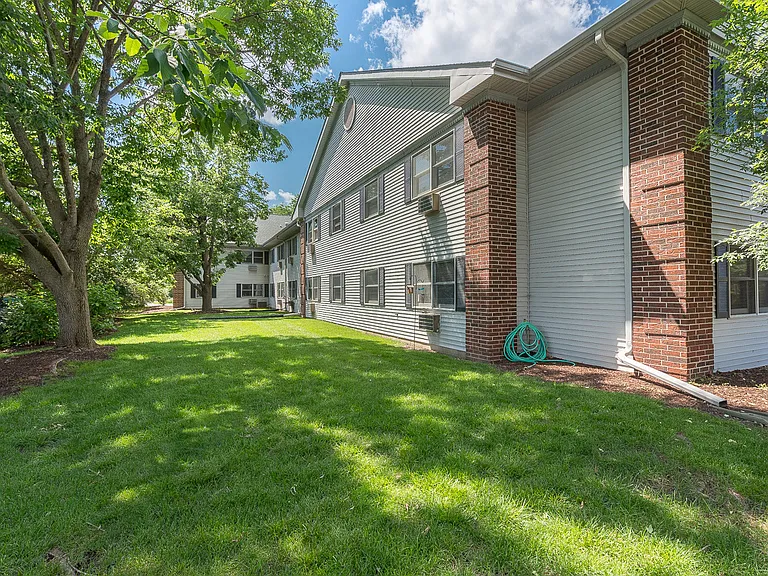 913 Acewood Blvd — Photo 3
