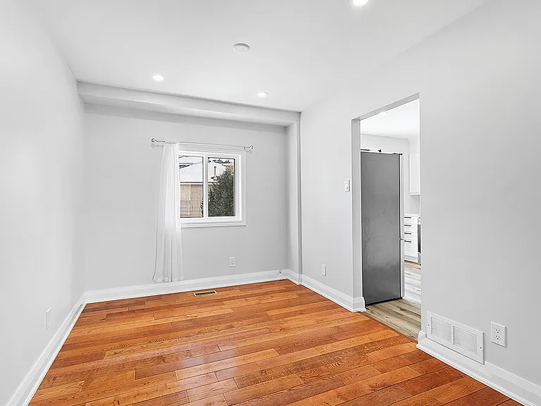 1576 Thurlow St — Photo 11