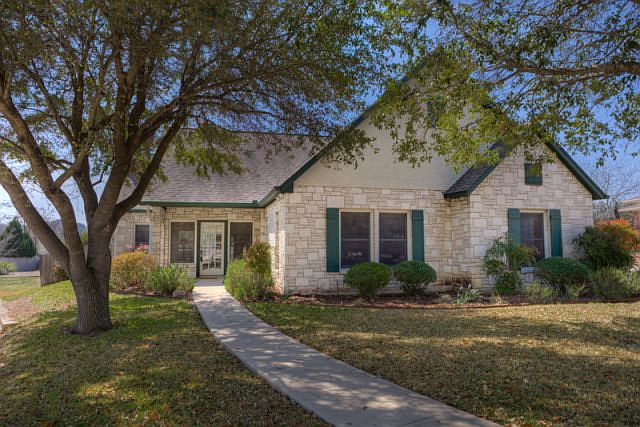 1st image of 209 Canyon Creek Ln