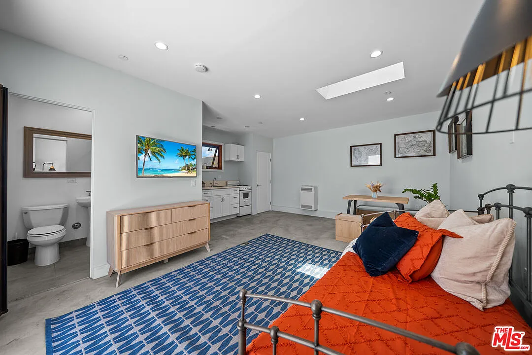 Studio, 1.0 bath, 333 sqft, $1,700 — Photo 2