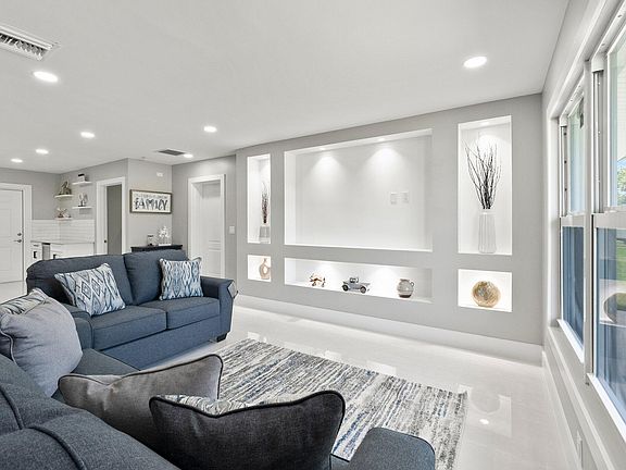 5th image of 317 NE Floresta Drive