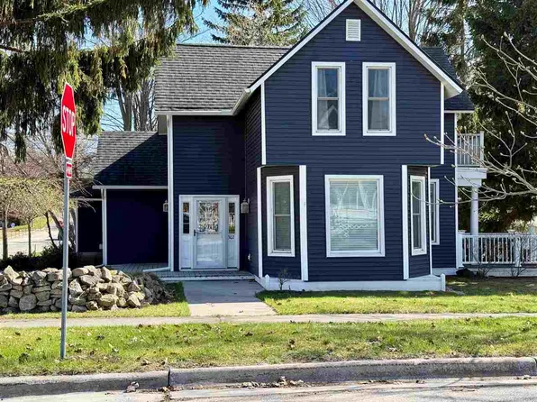 302 Mason St, Charlevoix, MI 49720