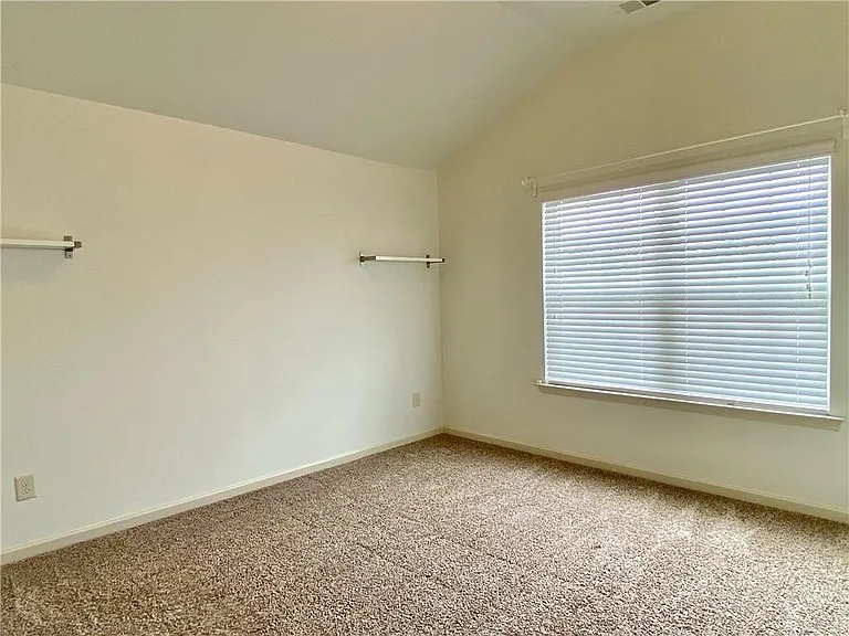 611 Stonehurst Ln — Photo 17