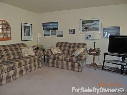 Living Room
						:
						Large living room