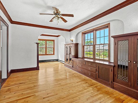 4th image of 2202 Henry STREET