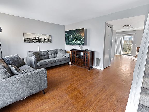 3rd image of 1315 Wandsworth Cir