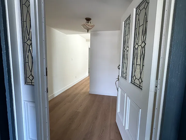 20428 Roslin Ave — Photo 3