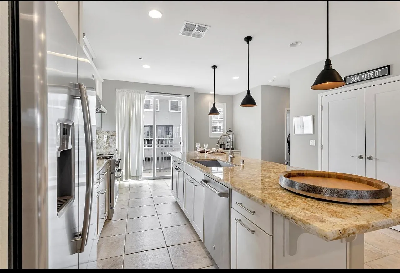 4 bed, 3.5 bath, 2205 sqft, $1,900 — Photo 4