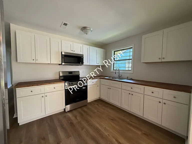 1718 Portland St #B — Photo 2