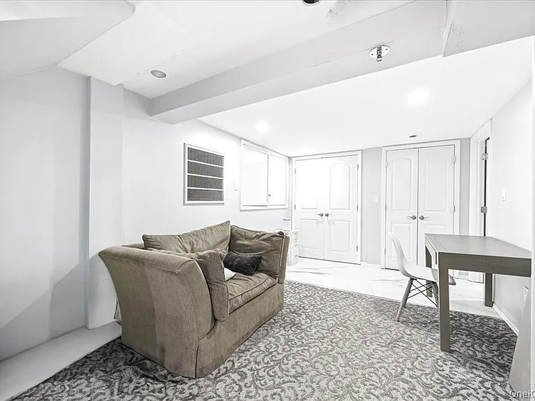 1127 Fordham Ln — Photo 36