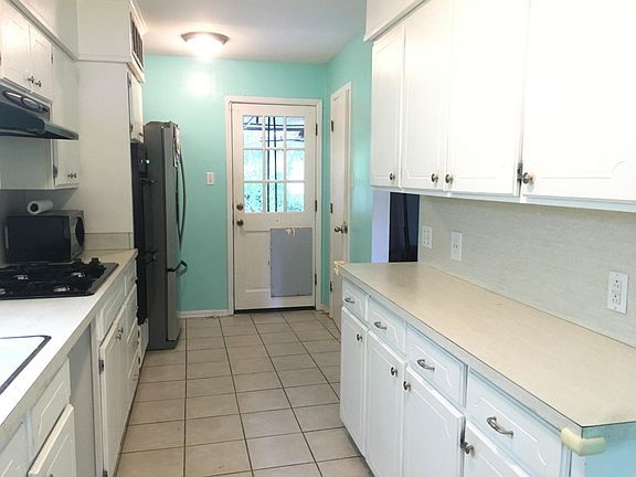 Appliances included, even a matching microwave "Magic Chef"