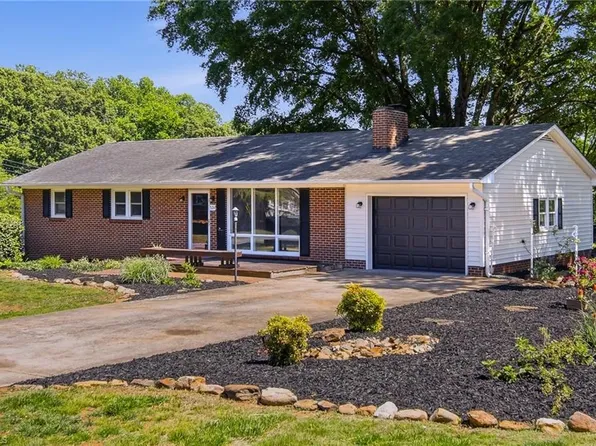 324 Chestnut St, Yadkinville, NC 27055