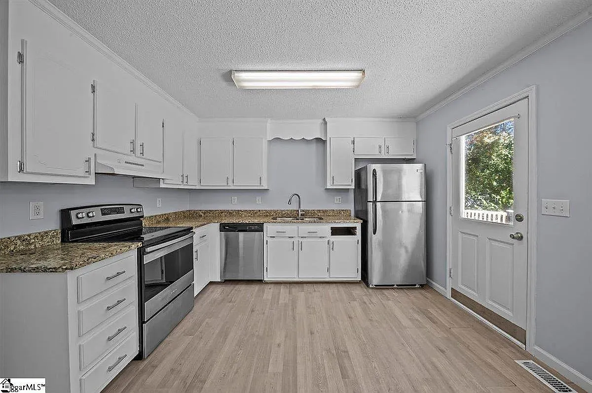 5 bed, 4.5 bath, 2240 sqft, $720 — Photo 2