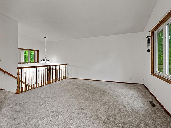 4th image of 2514 Rose Ave E