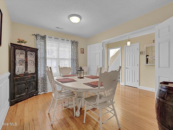 3rd image of 607 Laveen Way