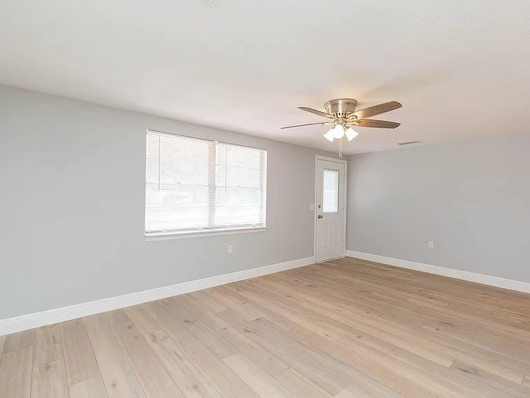 7312 Windsor St — Photo 20