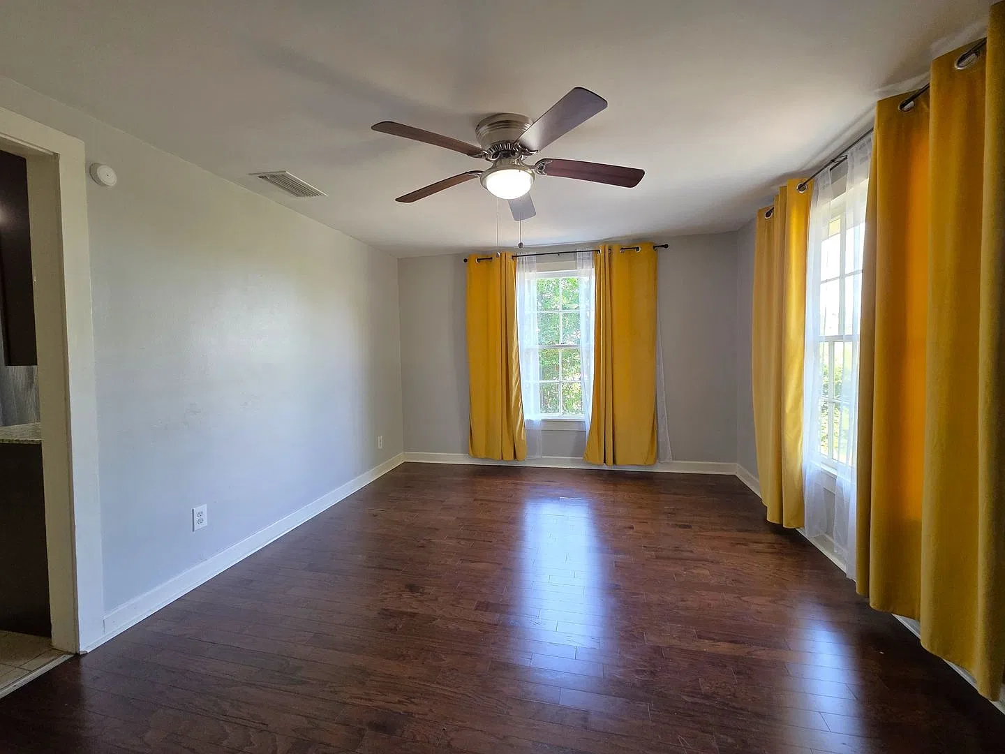 Charming 3 Bedroom, 1.5 Bath Cottage Near Hospitals and Tyler Jr College — Photo 4