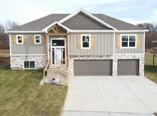 105 Johnson Cir, Dearborn, MO 64439