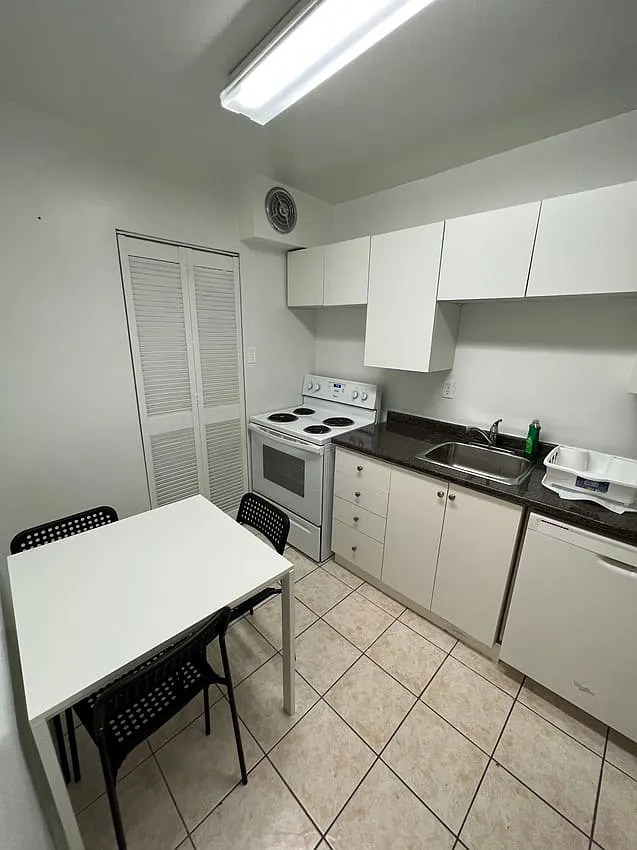 Building Photo - 140 Carlton St #1405A