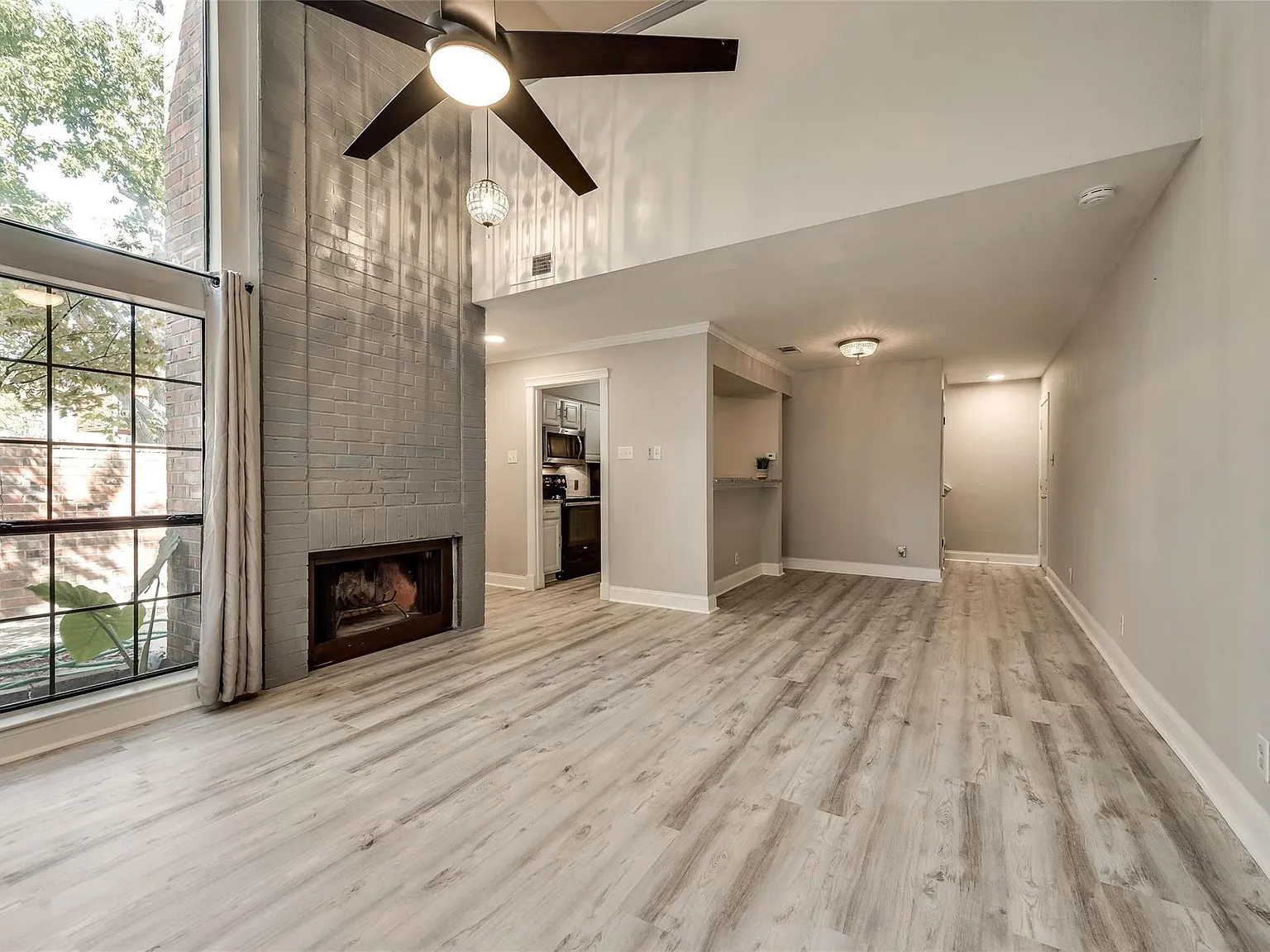 1 bed, 1.5 bath, 821 sqft, $1,495 — Photo 4