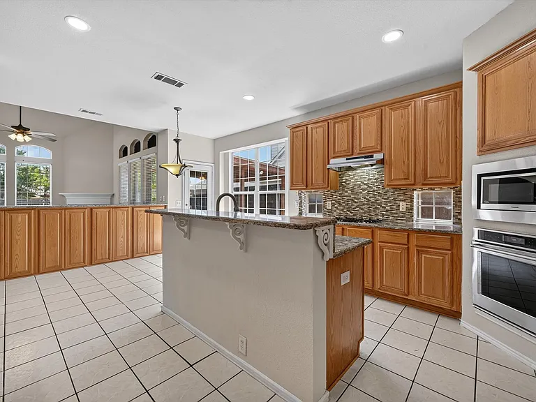 2328 Hunters Run Dr — Photo 3